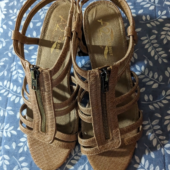 Gorgeous A2 by Aerosoles "HEELREST" SANDALS - Picture 2 of 8